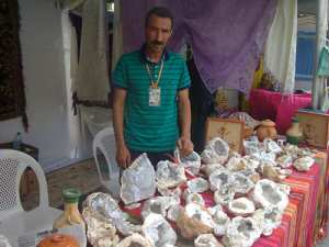 النحات بعزيز عبد المجيد من بسكرة يعرض تحف نادرة في سيدي بلعباس