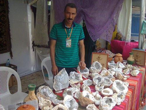 النحات بعزيز عبد المجيد من بسكرة يعرض تحف نادرة في سيدي بلعباس