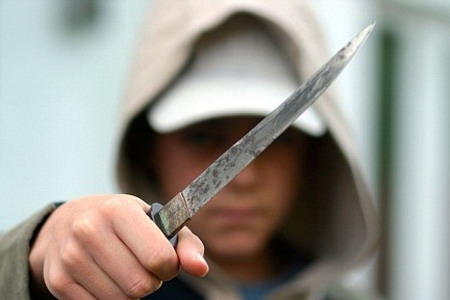 موظفة بمطار 