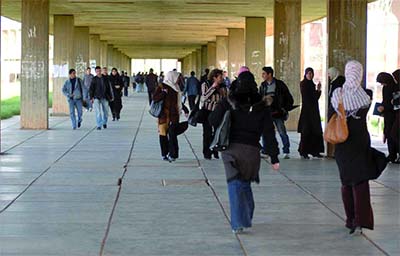 «Faut-il enfiler la burqa et le qamis pour éviter la tenue indécente '»