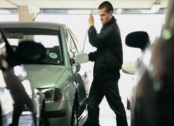 عصابة تستولي وتحطم سيارات غالية الثمن بموقف بالعاصمة