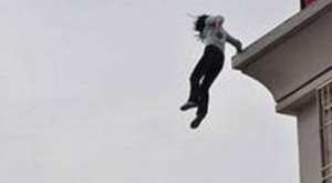 رمى بزوجته من الطابق الرابع بعزبة في سكيكدة