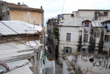 انهيارات جزئية بحي الينابيع في العاصمة تنذر بوقوع كارثة