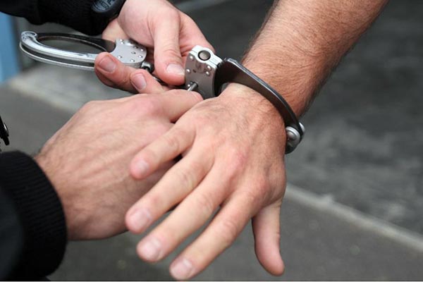 شابان ثريان يسرقان 6 ملايير من منزل صيدلي بتبسة