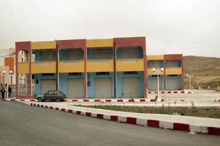 مئات التجار رهينة وعود 