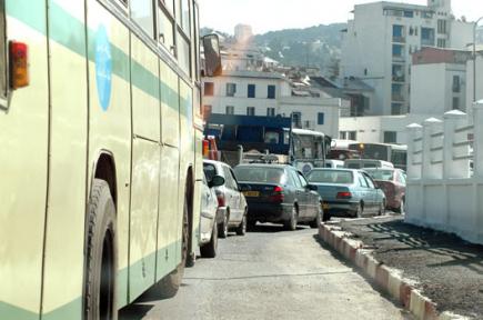 اختناق مروري كبير عند محطة النقل بسكيكدة