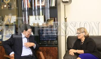 L'ambassadrice des Etats-Unis à L'Expression