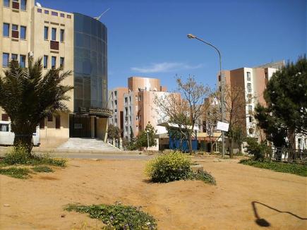 مئات المستفيدين من حصة 820 سكن يحتجون أمام مقر ولاية المدية