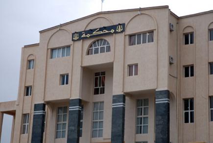 عون أمن يشهر مسدسه الناري صوب رفيقه في وهران