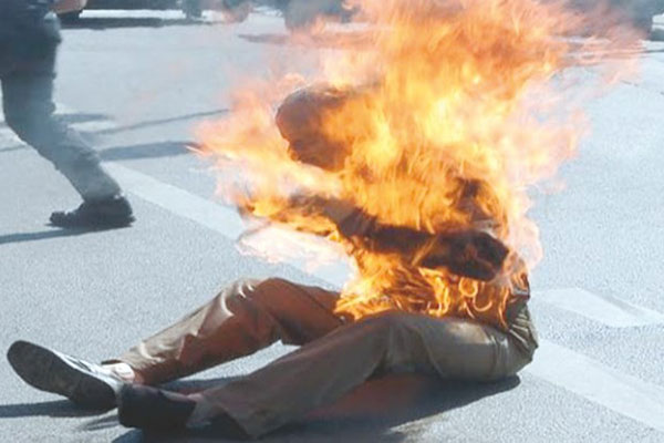 شاب يضرم النار في جسده أمام مقر للشرطة بتيارت