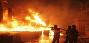 الأمن يتحرى في أسباب حريق مستودع