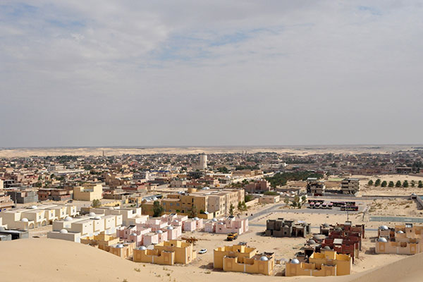 سكان حي يشكلون