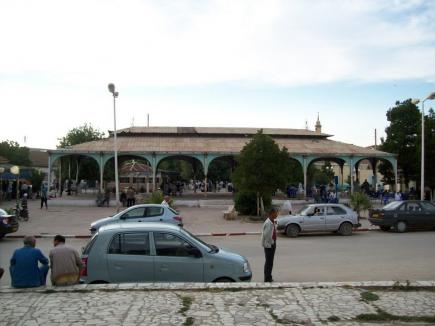 عشرات المواطنين والتجار يحتجون بواد الزناتي في قالمة