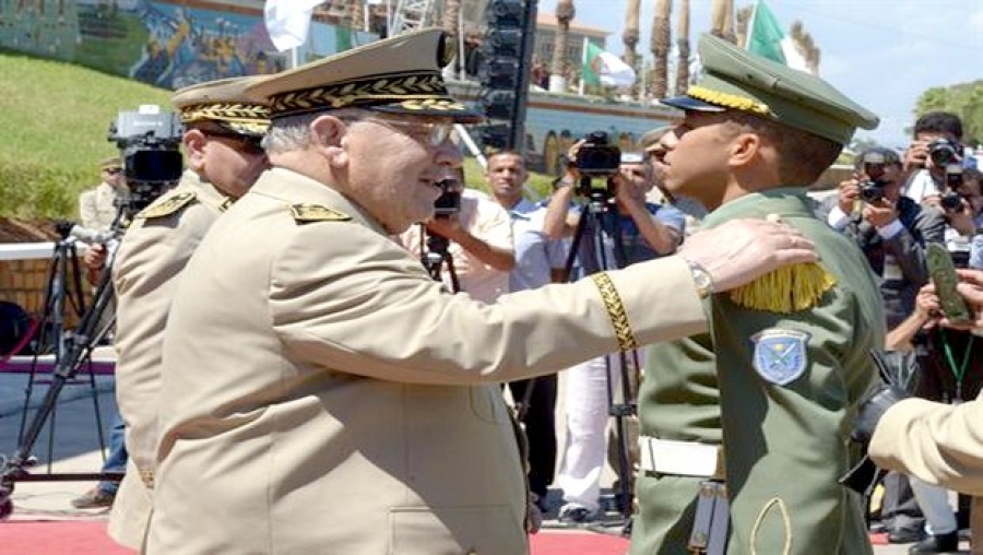 Le général de corps d'armée Ahmed Gaïd Salah préside la cérémonie de sortie de 3 promotions d'officiers de l'AMC