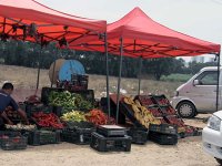Les vendeurs de fruits et légumes investissent les abords des routes