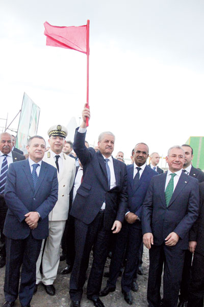 الوزير الأول يدشن المصنع الثاني لتوسيالي ويضع حجر الأساس لمركب مدمج