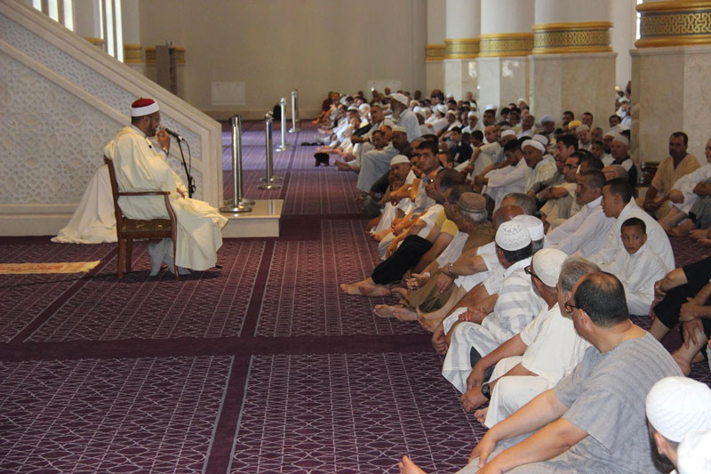 د. محمد ميقاتي إمام جامع ابن باديس في خطبة الجمعة بوهران