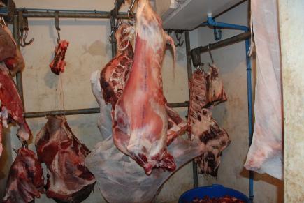 حجز 1 طن من اللحوم الحمراء داخل منزل أحد التجار بالمدية