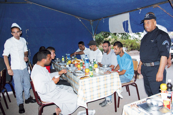 شرطة وهران تنصب خيمة رمضان لفائدة عابري السبيل