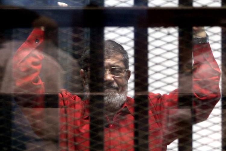 محمد مرسي يظهر بزي الإعدام الأحمر لأول مرة