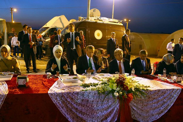 أردوغان يتناول الإفطار مع لاجئين سوريين في تركيا