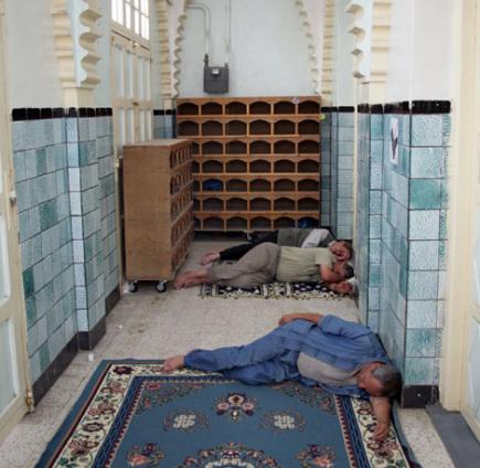 مساجد العاصمة تتحول إلى أماكن للنوم خلال رمضان!