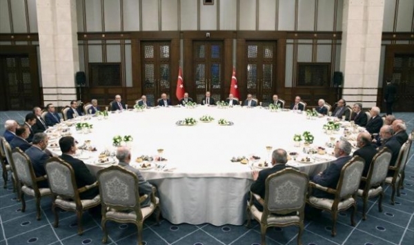 أردوغان يستشيط غضبًا لانتقاد مائدته الرمضانية العملاقة