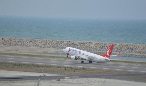 آلة تصوير تضطر طائرة تركية للهبوط