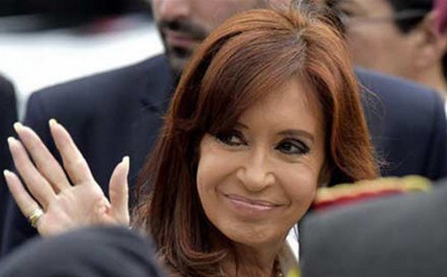 رئيسة الأرجنتين تبعث بتعازيها إلى مارادونا بعد وفاة والده