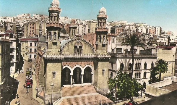 مساجد عمرها مئات السنين في العاصمة تقاوم من أجل البقاء