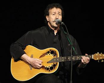 Aït Menguellet enflamme la salle Atlas