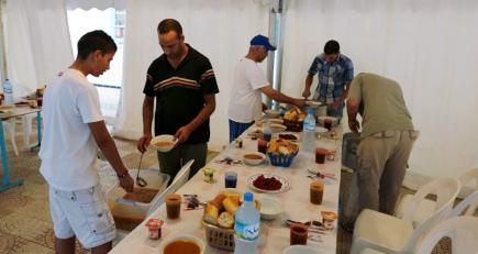 مصالح الأمن تقيم خيمة تقديم 64 وجبة ساخنة بمدخل الطريق السيار في الشلف