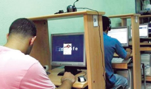 مقاهي الأنترنت تمتلئ عن آخرها و تدويها الزغاريد بوهران