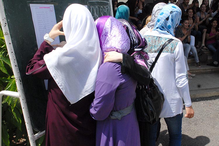 طوابير بثانويات وهران لسحب كشوف النقاط وشهادات النجاح بعد تأخر عملية التسجيلات