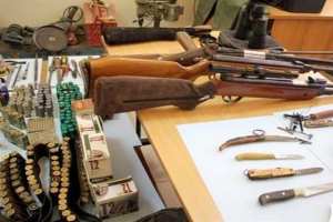 الشرطة توقف شخصين وتحجز بنادق وذخيرة بغرداية