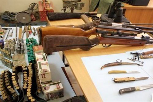 الشرطة توقف شخصين وتحجز بنادق وذخيرة بغرداية