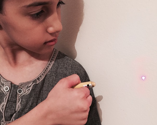 Ces enfants qui manipulent des pointeurs-laser