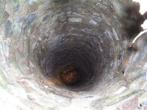 Arrestation d'un délinquant piégé dans un puits