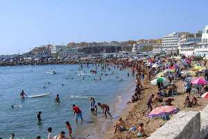 سماسرة الشواطئ يجهضون موسم الاصطياف في تيبازة