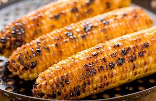 الذرة المشوية تستقطب العائلات على طرق تيبازة