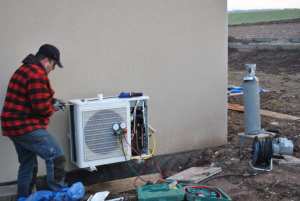 تركيب مكيفات الهواء وأجهزة الاستقبال الرقمية