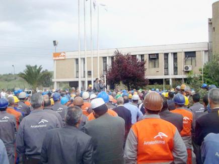 عمال وحدة الأنابيب يغلقون مداخل مركب الحجار بعنابة ويشلّون النشاط