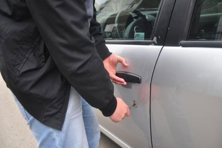 مقنّعان يكبّلان ربّ عائلة داخل منزله لسرقة سيارته بوهران