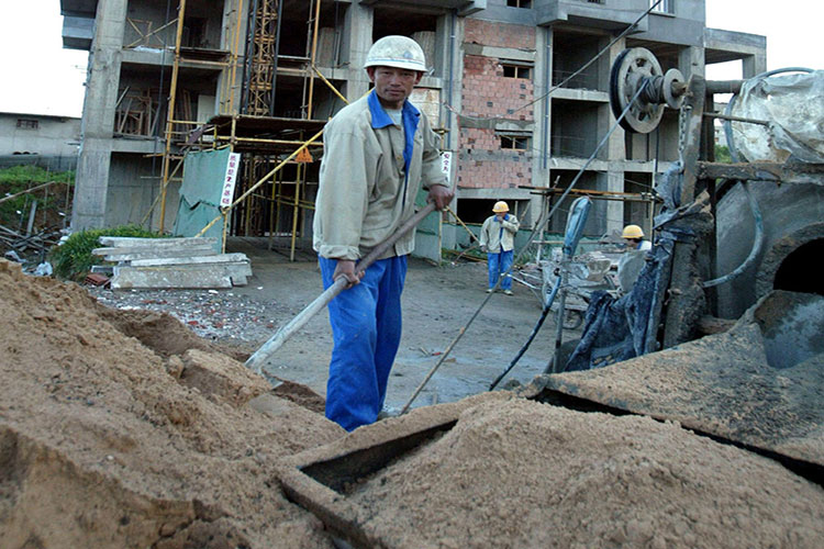 عمال صينيون يضربون ويشلّون مشروع 4 آلاف سكن بسعيدة