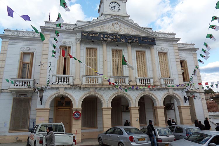 محتجون يخرجون أثاث بلدية ببجاية إلى الشارع