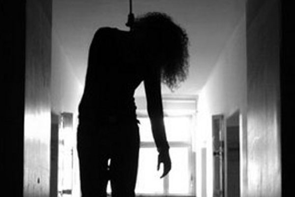 مختلّة عقليا تنتحر عشيّة زفاف ابنتها بتيارت