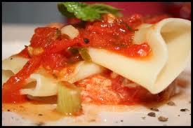 Miettes de pâtes en sauce rouge