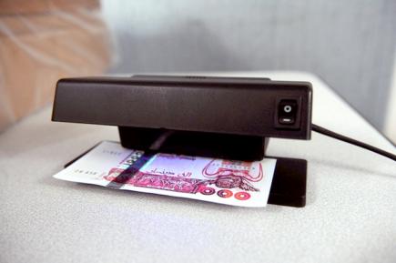 الإطاحة بشخص يقوم بطرح أوراق نقدية مزورة بسوق أهراس