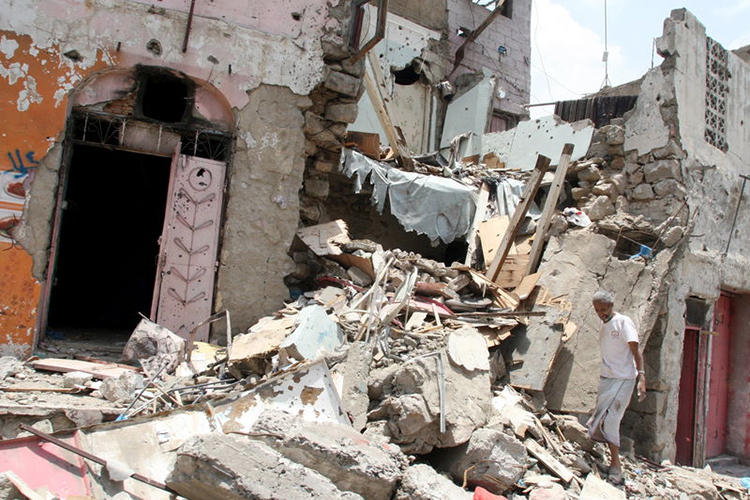 طائرات التحالف تقصف ميناء الحديدة في اليمن