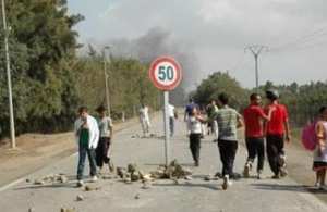 سكان عدة دواوير في جديوية وحمري يحتجون ويغلقون الطريق الولائي رقم 7 بغليزان